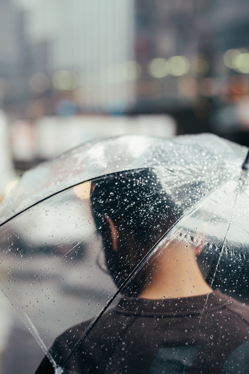 syksyn valokuvaideoita instagramille - sateenvarjo sateessa