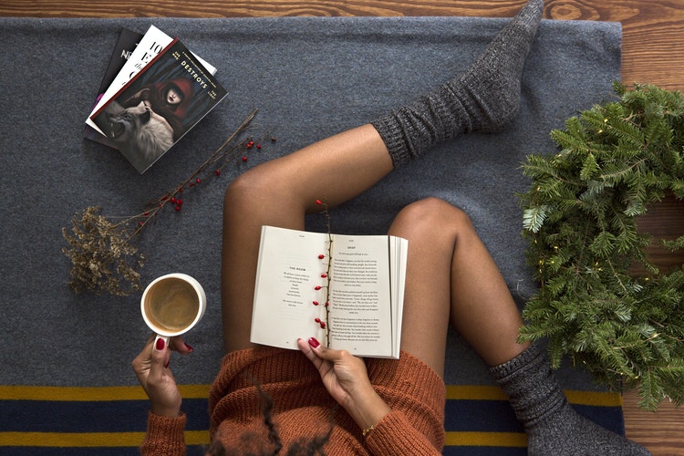 Syksyn valokuvaideoita Instagramlle - tyttö kahvin ja kirjan kanssa