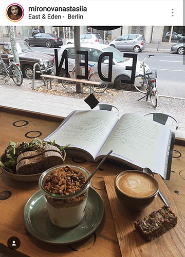 Syksyn valokuvaideoita Instagramlle - lue kirja kahvilassa