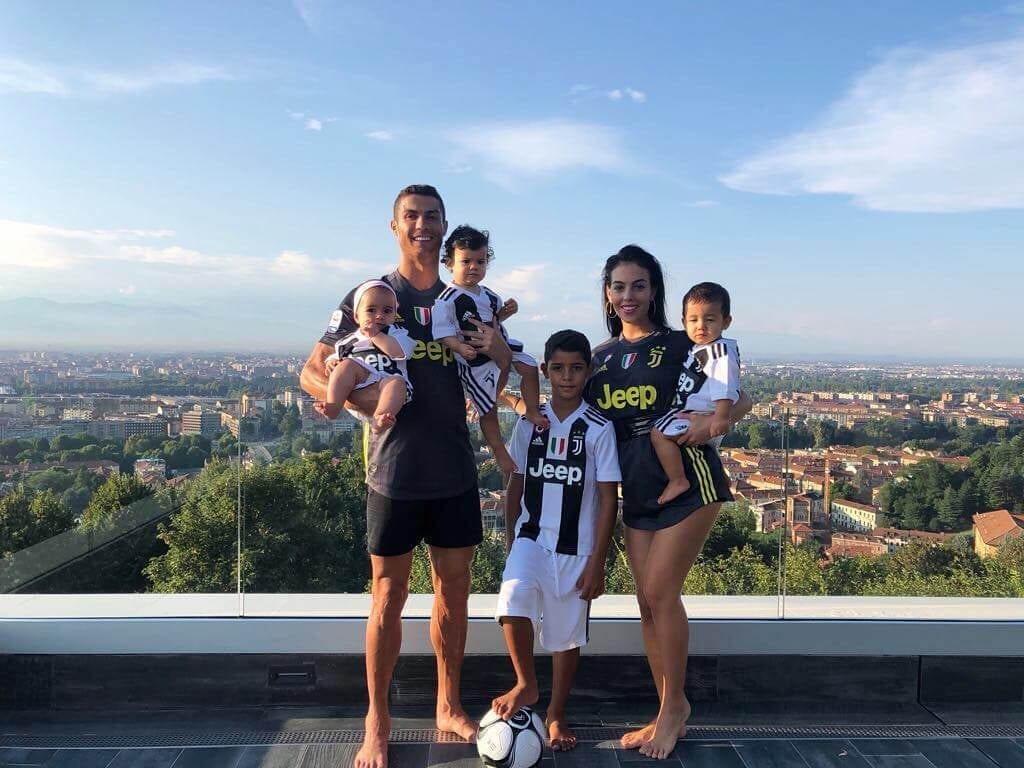 Cristiano Ronaldo Instagram-perheensä kanssa