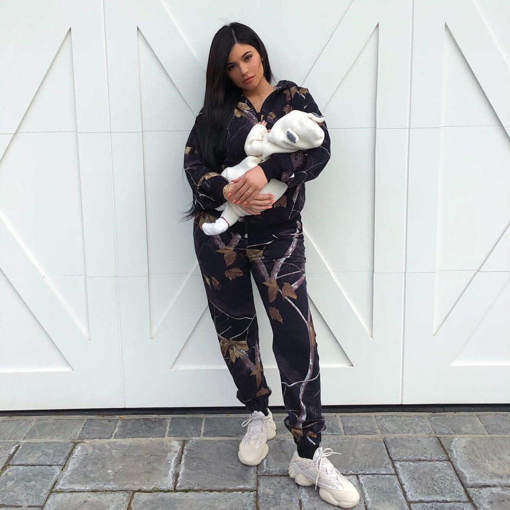 Kylie Jenner tyttären kanssa, joka käänsi Instagram-kuukauden